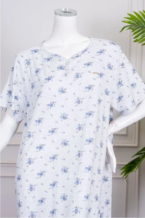 قميص نسائي طويل لون رمادي فاتح مشجر ياقة دائرية بأزرار من الأمام و بأكمام قصيرة 