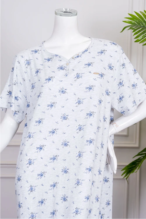 قميص نسائي طويل لون رمادي فاتح مشجر ياقة دائرية بأزرار من الأمام و بأكمام قصيرة