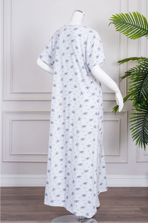 قميص نسائي طويل لون رمادي فاتح مشجر ياقة دائرية بأزرار من الأمام و بأكمام قصيرة