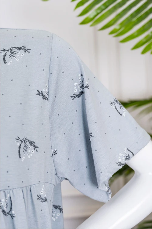 قميص نسائي جامبو طويل لون رمادي مشجر ياقة دائرية بأزرار من الأمام و بأكمام قصيرة