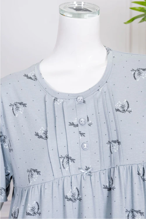 قميص نسائي جامبو طويل لون رمادي مشجر ياقة دائرية بأزرار من الأمام و بأكمام قصيرة