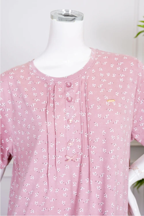 قميص نسائي جامبو طويل لون وردي مشجر ياقة دائرية بأزرار من الأمام و بأكمام قصيرة