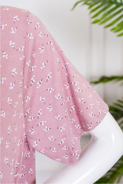 قميص نسائي جامبو طويل لون وردي مشجر ياقة دائرية بأزرار من الأمام و بأكمام قصيرة