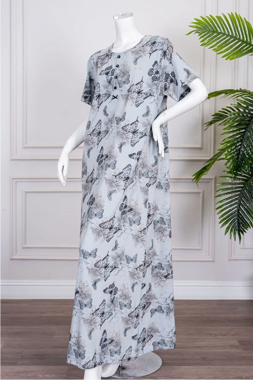 قميص نسائي جامبو طويل لون رمادي مزين برسومات ياقة دائرية بأزرار من الأمام و بأكمام قصيرة