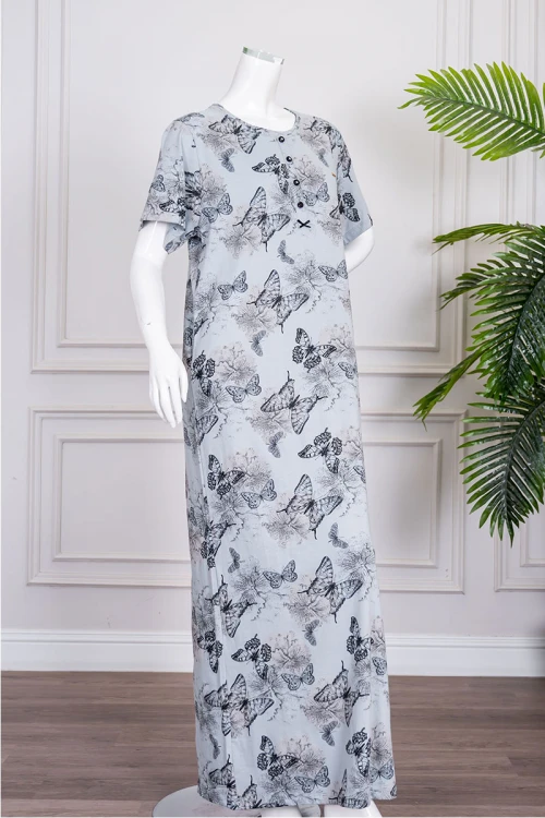 قميص نسائي جامبو طويل لون رمادي مزين برسومات ياقة دائرية بأزرار من الأمام و بأكمام قصيرة