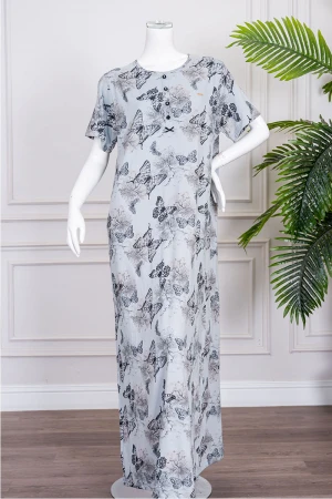 قميص نسائي جامبو طويل لون رمادي مزين برسومات ياقة دائرية بأزرار من الأمام و بأكمام قصيرة 