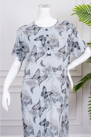 قميص نسائي جامبو طويل لون رمادي مزين برسومات ياقة دائرية بأزرار من الأمام و بأكمام قصيرة 