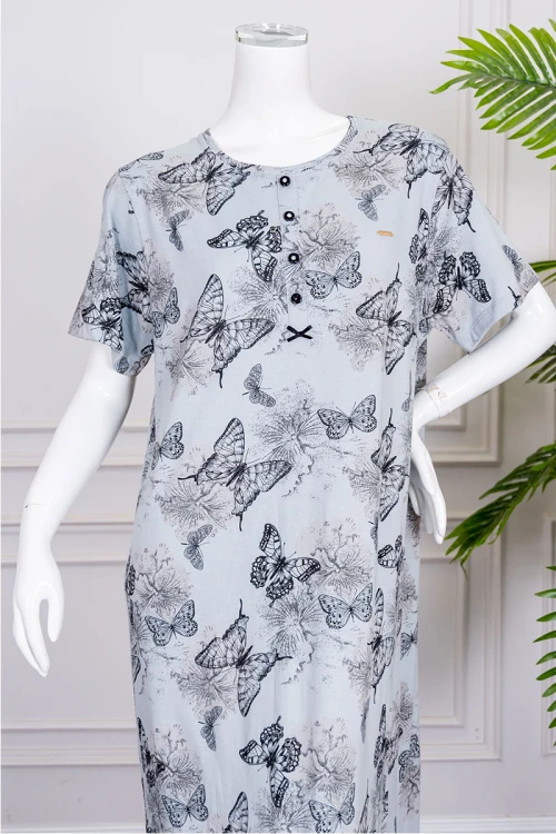 قميص نسائي جامبو طويل لون رمادي مزين برسومات ياقة دائرية بأزرار من الأمام و بأكمام قصيرة