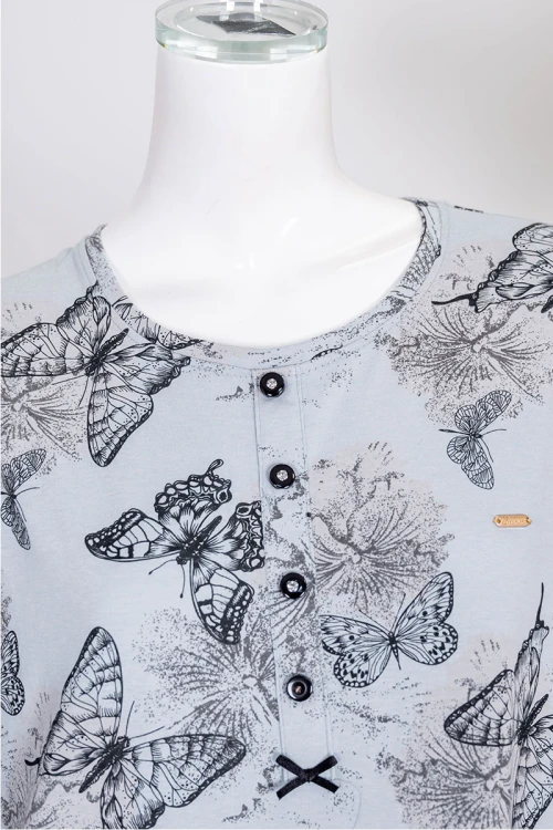 قميص نسائي جامبو طويل لون رمادي مزين برسومات ياقة دائرية بأزرار من الأمام و بأكمام قصيرة