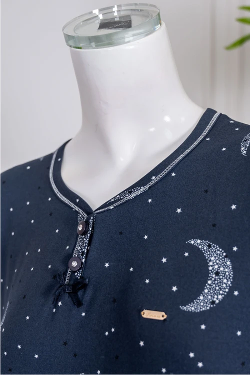 قميص نسائي طويل لون كحلي مزين برسومات ياقة دائرية بأزرار من الأمام و بأكمام قصيرة