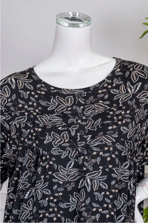 قميص نسائي جامبو طويل لون أسود مشجر ياقة دائرية بأزرار من الأمام و بأكمام قصيرة 