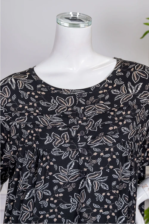 قميص نسائي جامبو طويل لون أسود مشجر ياقة دائرية بأزرار من الأمام و بأكمام قصيرة