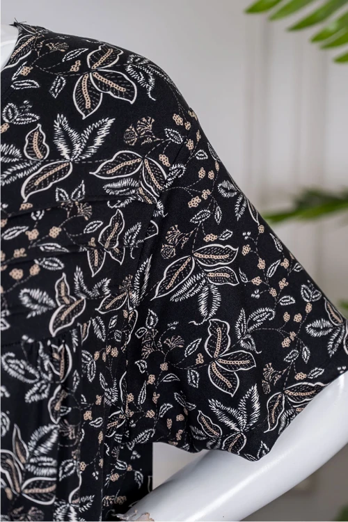 قميص نسائي جامبو طويل لون أسود مشجر ياقة دائرية بأزرار من الأمام و بأكمام قصيرة