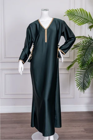 جلابية نسائية لون زيتي ياقة بقصة سبعة مزينة بكلفة مطرزة باللون الذهبي من الياقة و أطراف الأكمام و برباط من الجانبين