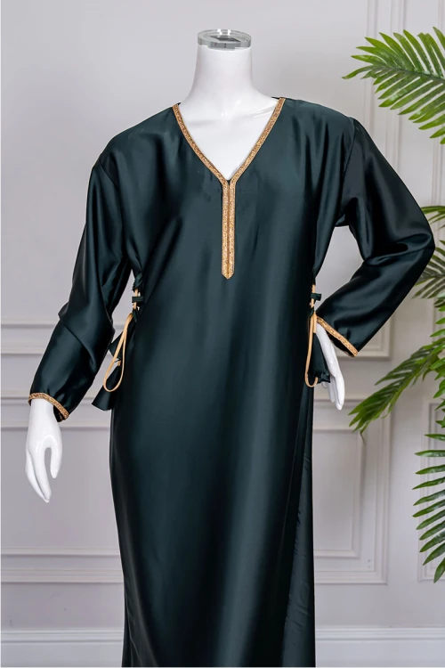 جلابية نسائية لون زيتي ياقة بقصة سبعة مزينة بكلفة مطرزة باللون الذهبي من الياقة و أطراف الأكمام و برباط من الجانبين