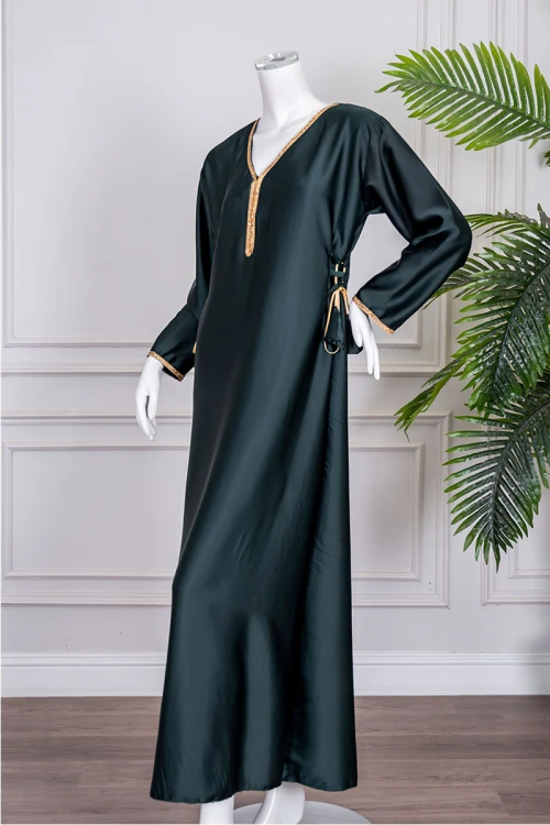 جلابية نسائية لون زيتي ياقة بقصة سبعة مزينة بكلفة مطرزة باللون الذهبي من الياقة و أطراف الأكمام و برباط من الجانبين