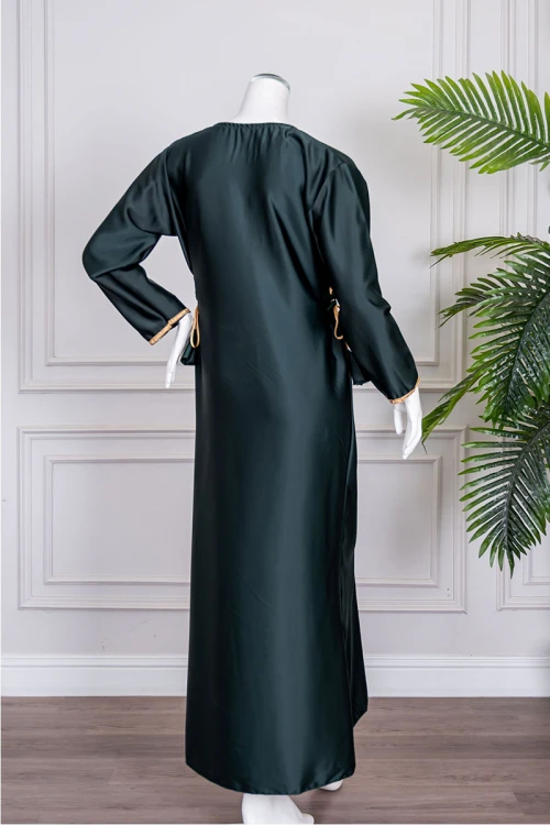 جلابية نسائية لون زيتي ياقة بقصة سبعة مزينة بكلفة مطرزة باللون الذهبي من الياقة و أطراف الأكمام و برباط من الجانبين