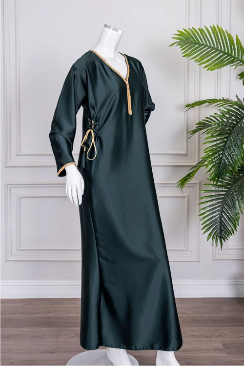 جلابية نسائية لون زيتي ياقة بقصة سبعة مزينة بكلفة مطرزة باللون الذهبي من الياقة و أطراف الأكمام و برباط من الجانبين