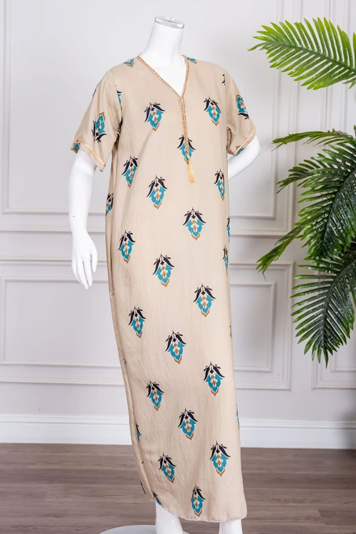 جلابية نسائية لون بيج مزينة بزخارف ملونة ياقة بقصة سبعة بكلفة مطرزة باللون الذهبي من الياقة و بأكمام قصيرة