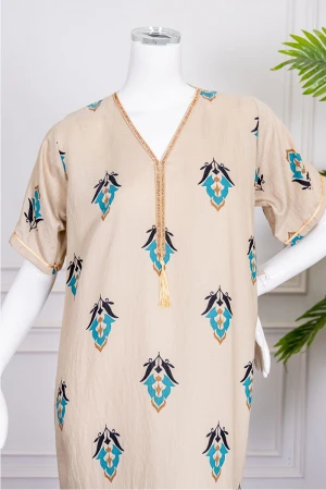 جلابية نسائية لون بيج مزينة بزخارف ملونة ياقة بقصة سبعة بكلفة مطرزة باللون الذهبي من الياقة و بأكمام قصيرة