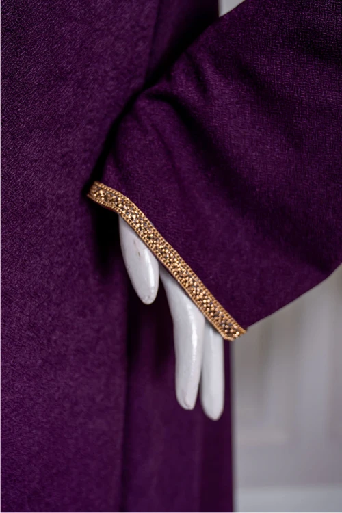 جلابية نسائية لون بنفسجي ياقة بقصة سبعة مزينة بكلفة مطرزة باللون الذهبي من الياقة و أطراف الأكمام