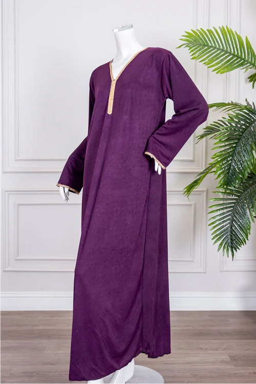 جلابية نسائية لون بنفسجي ياقة بقصة سبعة مزينة بكلفة مطرزة باللون الذهبي من الياقة و أطراف الأكمام