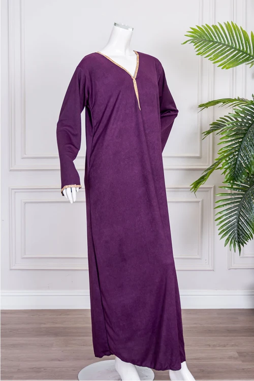 جلابية نسائية لون بنفسجي ياقة بقصة سبعة مزينة بكلفة مطرزة باللون الذهبي من الياقة و أطراف الأكمام