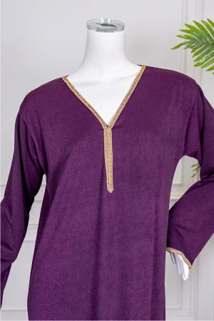جلابية نسائية لون بنفسجي ياقة بقصة سبعة مزينة بكلفة مطرزة باللون الذهبي من الياقة و أطراف الأكمام