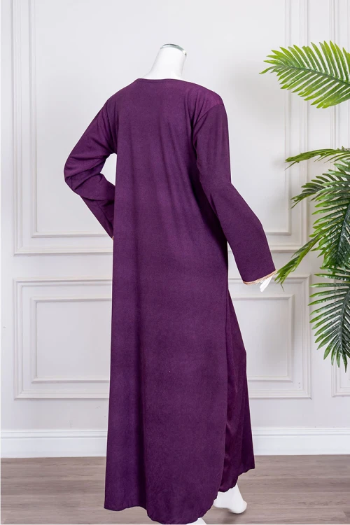 جلابية نسائية لون بنفسجي ياقة بقصة سبعة مزينة بكلفة مطرزة باللون الذهبي من الياقة و أطراف الأكمام
