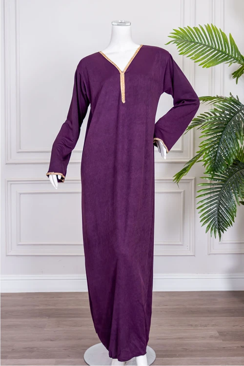 جلابية نسائية لون بنفسجي ياقة بقصة سبعة مزينة بكلفة مطرزة باللون الذهبي من الياقة و أطراف الأكمام