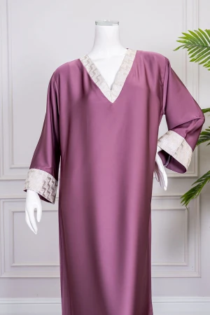 جلابية نسائية لون موف ياقة بقصة سبعة و بأكمام طويلة 