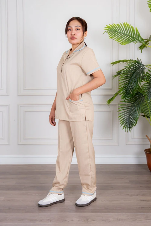 زي عاملة منزلية قطعتين متعدد الألوان بلوزة بياقة مطوية بأزرار و جيوب من الأمام ذو أكمام قصيرة و بنطلون طويل