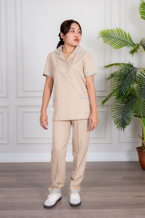 زي عاملة منزلية قطعتين متعدد الألوان بلوزة بياقة مطوية بأزرار و جيوب من الأمام ذو أكمام قصيرة و بنطلون طويل