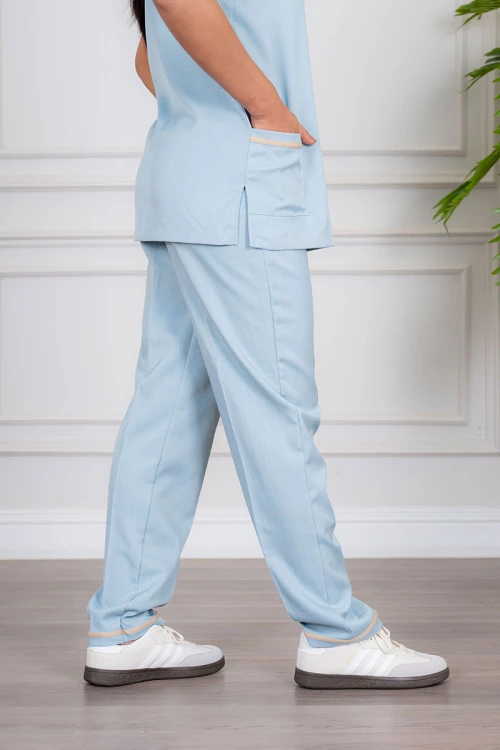 زي عاملة منزلية قطعتين متعدد الألوان بلوزة بياقة مطوية بأزرار و جيوب من الأمام ذو أكمام قصيرة و بنطلون طويل