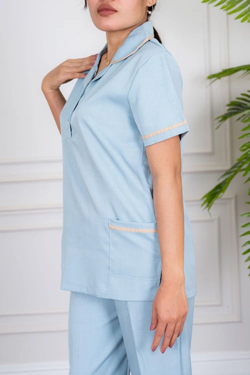 زي عاملة منزلية قطعتين متعدد الألوان بلوزة بياقة مطوية بأزرار و جيوب من الأمام ذو أكمام قصيرة و بنطلون طويل