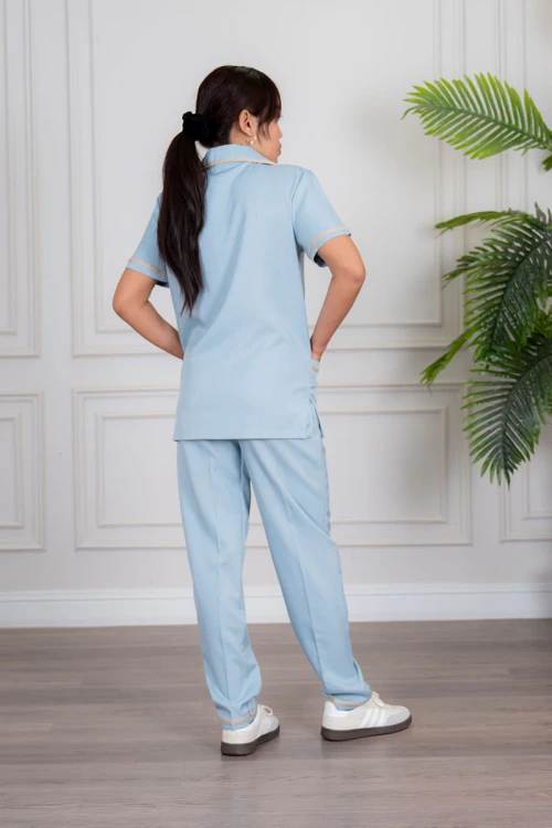 زي عاملة منزلية قطعتين متعدد الألوان بلوزة بياقة مطوية بأزرار و جيوب من الأمام ذو أكمام قصيرة و بنطلون طويل