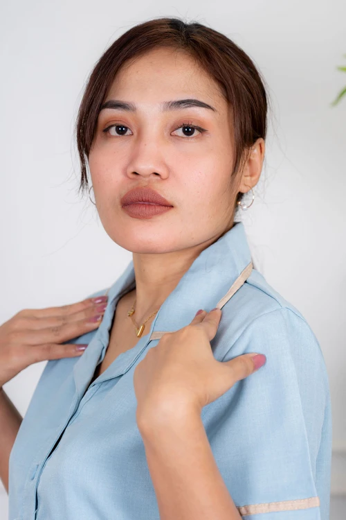 زي عاملة منزلية قطعتين متعدد الألوان بلوزة بياقة مطوية بأزرار و جيوب من الأمام ذو أكمام قصيرة و بنطلون طويل