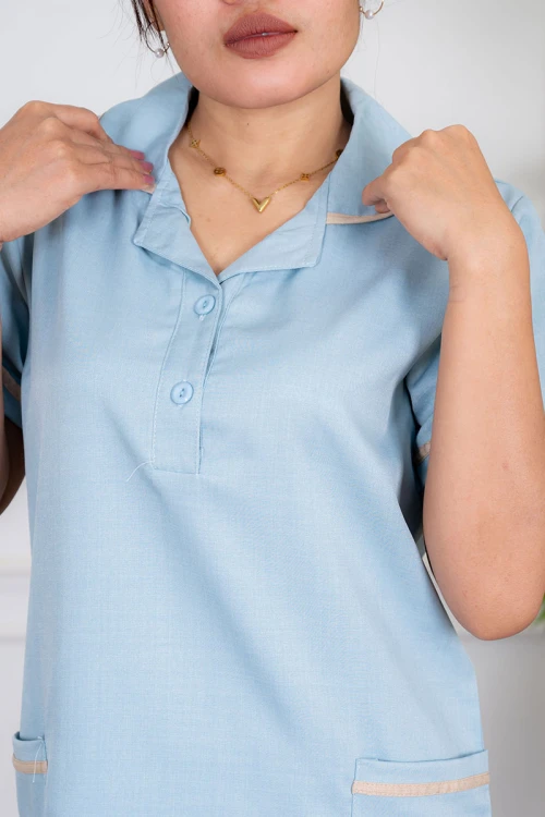 زي عاملة منزلية قطعتين متعدد الألوان بلوزة بياقة مطوية بأزرار و جيوب من الأمام ذو أكمام قصيرة و بنطلون طويل