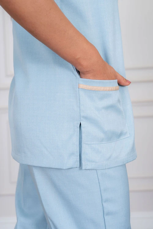 زي عاملة منزلية قطعتين متعدد الألوان بلوزة بياقة مطوية بأزرار و جيوب من الأمام ذو أكمام قصيرة و بنطلون طويل