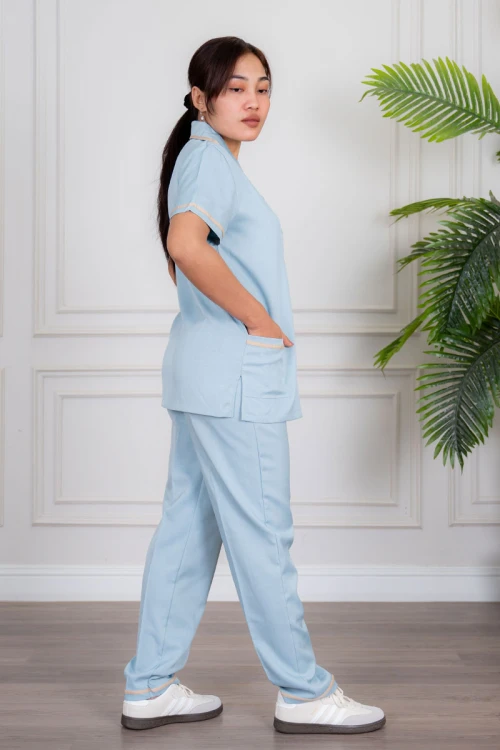 زي عاملة منزلية قطعتين متعدد الألوان بلوزة بياقة مطوية بأزرار و جيوب من الأمام ذو أكمام قصيرة و بنطلون طويل