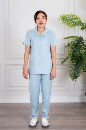 زي عاملة منزلية قطعتين متعدد الألوان بلوزة بياقة مطوية بأزرار و جيوب من الأمام ذو أكمام قصيرة و بنطلون طويل