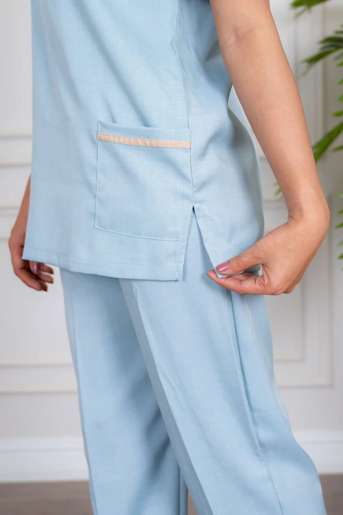 زي عاملة منزلية قطعتين متعدد الألوان بلوزة بياقة مطوية بأزرار و جيوب من الأمام ذو أكمام قصيرة و بنطلون طويل