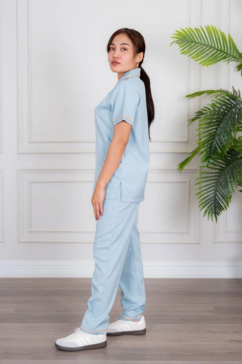 زي عاملة منزلية قطعتين متعدد الألوان بلوزة بياقة مطوية بأزرار و جيوب من الأمام ذو أكمام قصيرة و بنطلون طويل