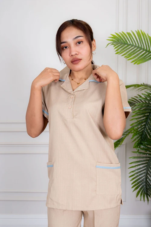 زي عاملة منزلية قطعتين متعدد الألوان بلوزة بياقة مطوية بأزرار و جيوب من الأمام ذو أكمام قصيرة و بنطلون طويل