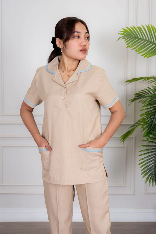 زي عاملة منزلية قطعتين متعدد الألوان بلوزة بياقة مطوية بأزرار و جيوب من الأمام ذو أكمام قصيرة و بنطلون طويل