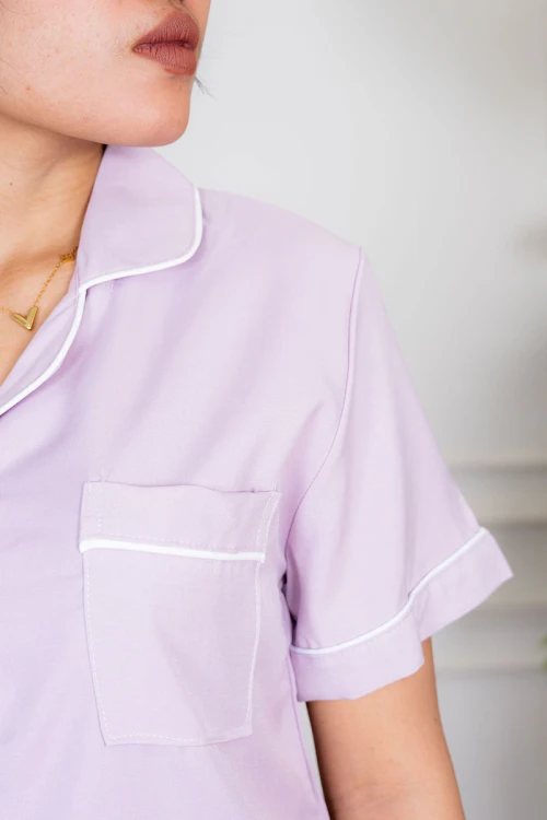 زي عاملة قطعتين متعدد الألوان بلوزة بياقة مطوية بأزرار و جيب من الأمام ذو أكمام قصيرة و بنطلون طويل