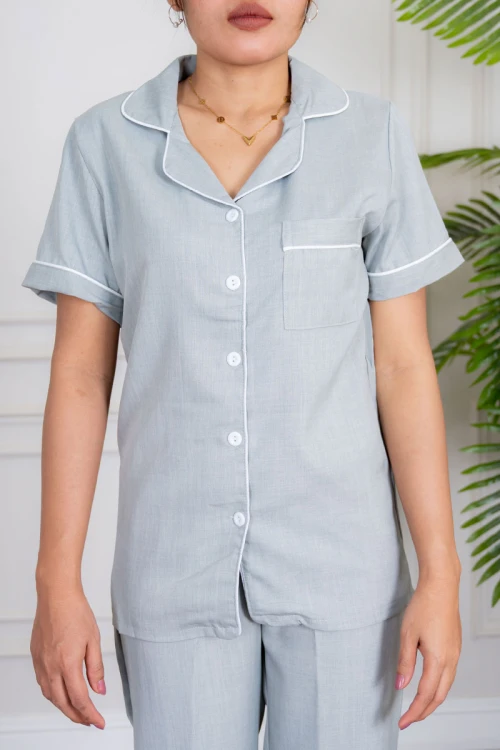 زي عاملة قطعتين متعدد الألوان بلوزة بياقة مطوية بأزرار و جيب من الأمام ذو أكمام قصيرة و بنطلون طويل