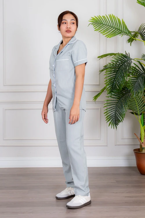 زي عاملة قطعتين متعدد الألوان بلوزة بياقة مطوية بأزرار و جيب من الأمام ذو أكمام قصيرة و بنطلون طويل