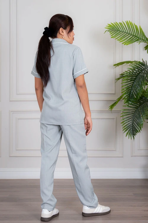 زي عاملة قطعتين متعدد الألوان بلوزة بياقة مطوية بأزرار و جيب من الأمام ذو أكمام قصيرة و بنطلون طويل