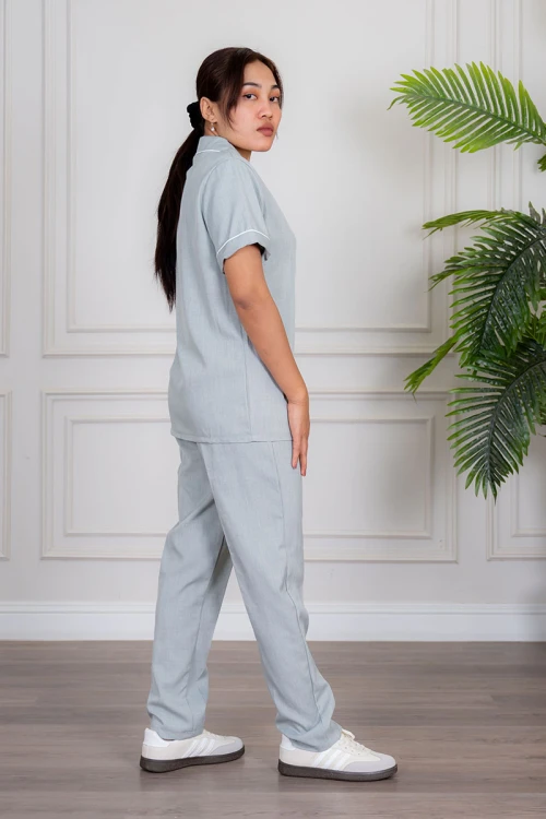 زي عاملة قطعتين متعدد الألوان بلوزة بياقة مطوية بأزرار و جيب من الأمام ذو أكمام قصيرة و بنطلون طويل